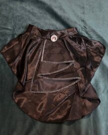 Воротник черный с белым камушком