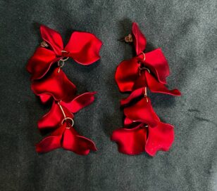 Сережки красные лепестками