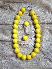 Набор крупные бусы+сережки желтый