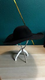 Шляпа черная с широкими полями