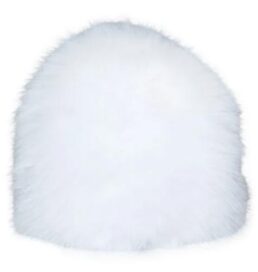 Белая шапка зимняя