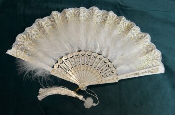 Веер: Веер белый с пухом