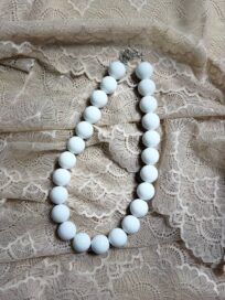 Бусы крупные белые ретро