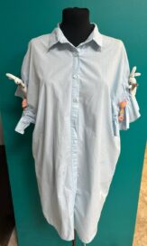 Рубашка голубая с зайцами на рукавах (48)