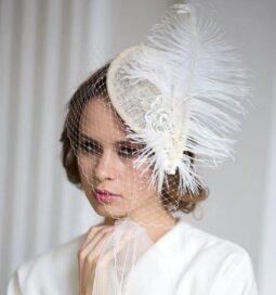 Шляпка белая с пером и камнем