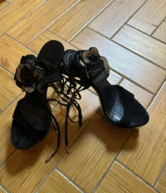 Босоножки черные с цветком (38)