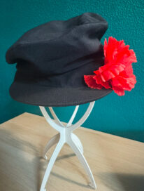 Картуз черный с цветком