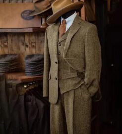 Костюм-тройка песочного цвета: Тройка (50)