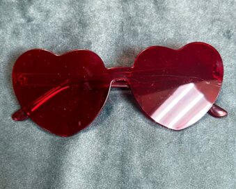 Очки сердечки красные
