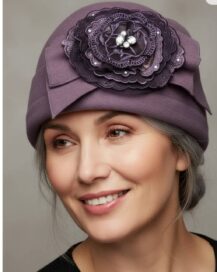 Шапка сиреневая с декором