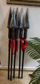 Копье с красной лентой