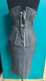 Костюм женский с юбкой серый в полоску (42)