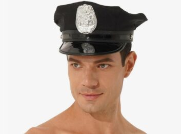 Кепка кожаная со значком