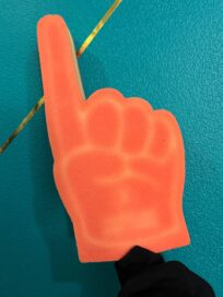 Поролоновый палец вверх