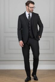 Костюм тройка черный (46)