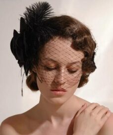 Шляпка черная с цветком