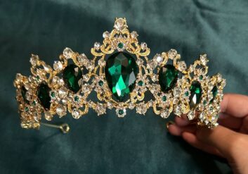 Диадема: Диадема с зелеными камнями