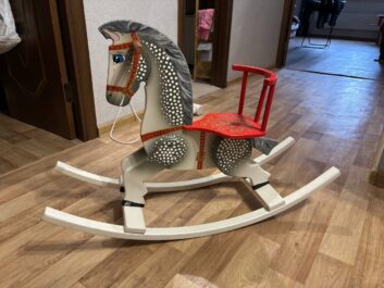 Лощадка-качалка детская